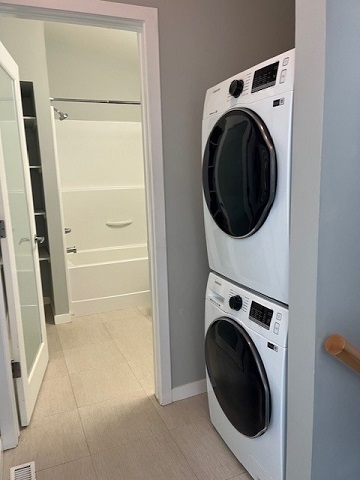 Spacious 2 Bedroom Town home with Garage & Private Courtyard